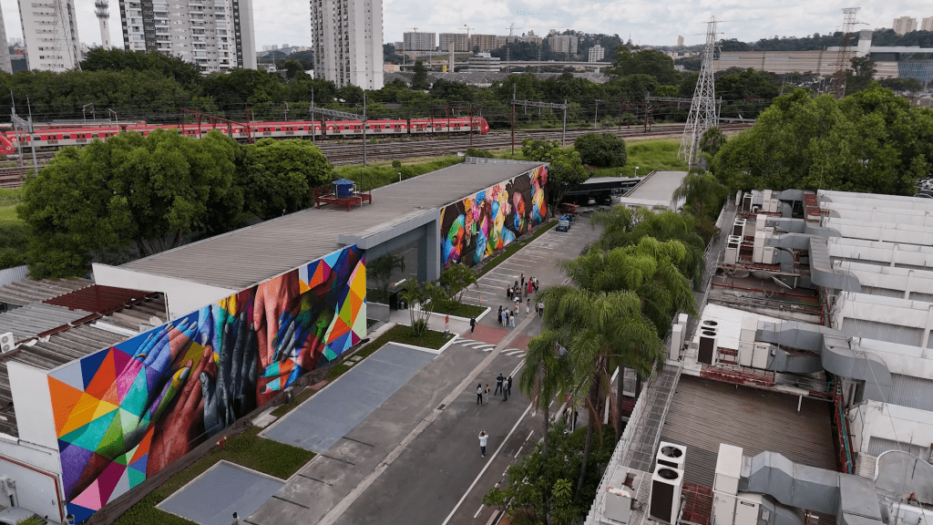 Kobra – Mural EB Park (Carolina Uzueli-Divulgação) (1) Foto aérea de mural horizontal colorido em complexo empresarial