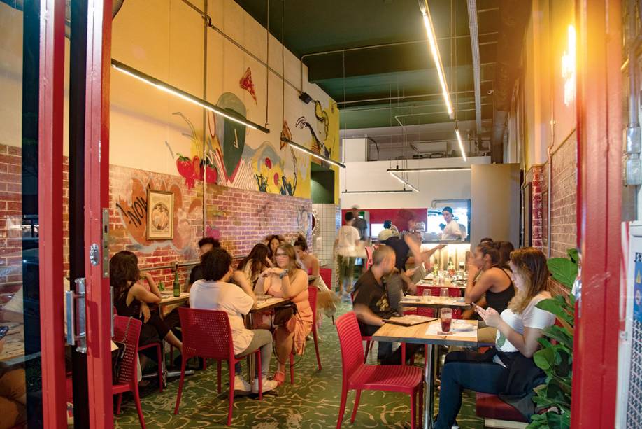 Krozta: ambiente do bar com influências europeias e asiáticas Krozta: ambiente do bar com influências europeias e asiáticas