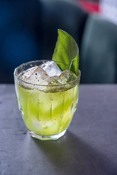 Ma che laura: drinque de gim com infusão de azeitona, limão-siciliano e manjericão Ma che laura: drinque de gim com infusão de azeitona, limão-siciliano e manjericão