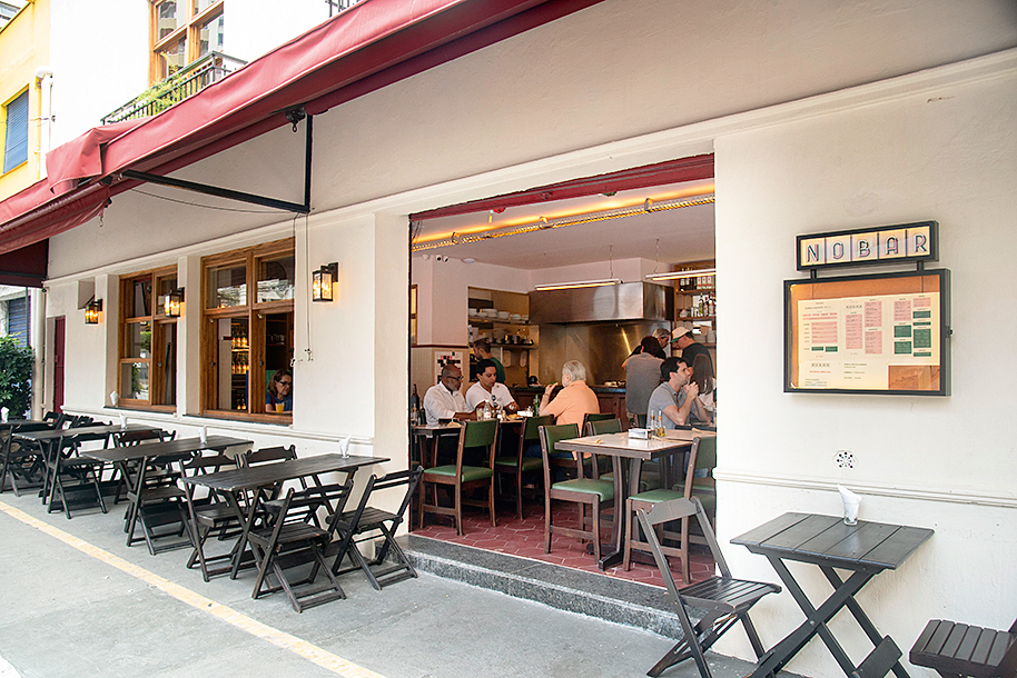 Fachada do NoBar: mesas na calçada Fachada do NoBar: mesas na calçada