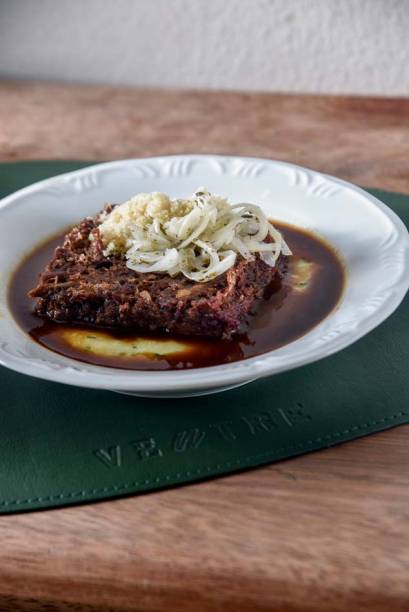 Churrasco de domingo: costela bovina assada com creme de mandioca e farofa de pão