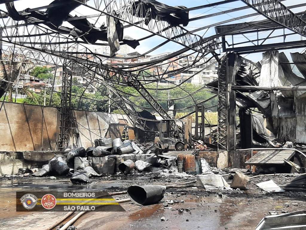 Galpão com produtos inflamáveis é destruído por incêndio em Embu das Artes