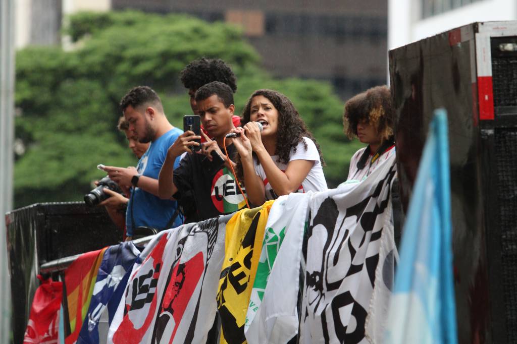 Estudantes protestam contra aumento da tarifa de trens e metrô