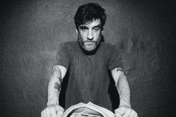 Monólogo explora relações tóxicas entre três gerações de homens