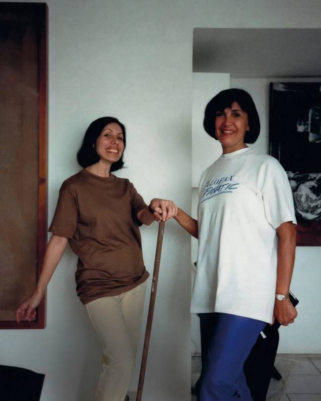 ANTIGA Iole de Freitas e Raquel Arnaud Crédito Arquivo pessoal Iole de Freitas e Raquel Arnaud: exposição em 1992