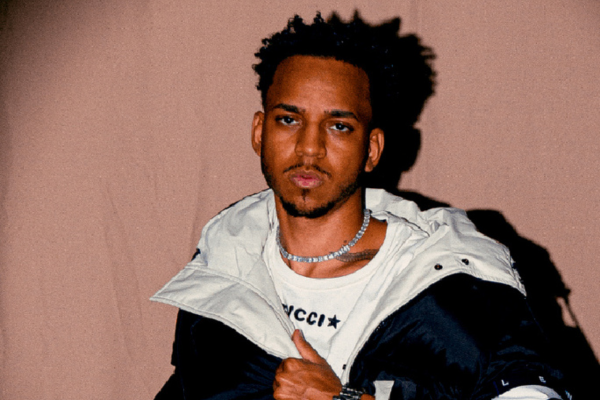 Kyan apresenta sua mistura de rap e funk em show solo no Cine Joia