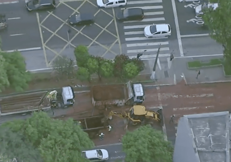 Rua da Consolação é interditada após buraco abrir na pista