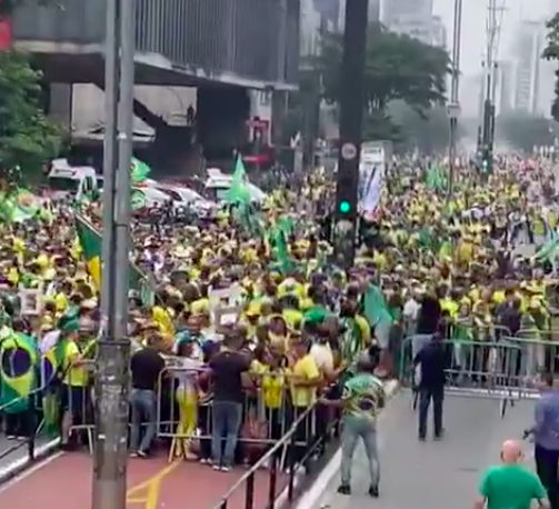 Apoiadores de Bolsonaro protestam na Avenida Paulista