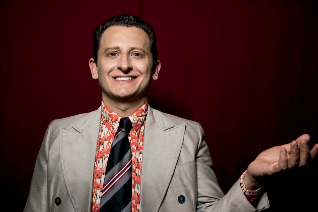 Ed Moraes vive primeiro político americano a se assumir gay em solo