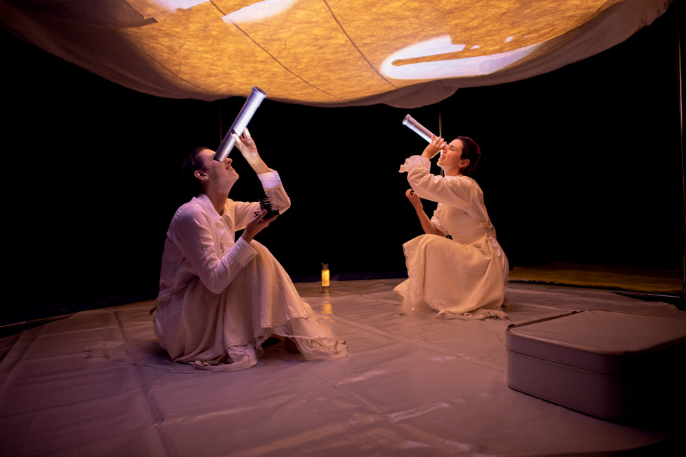 Espetáculo para bebês simula viagem intergaláctica