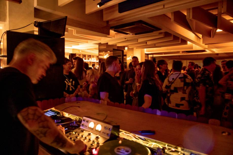 Salão com DJ: ambiente do Matiz com acústica