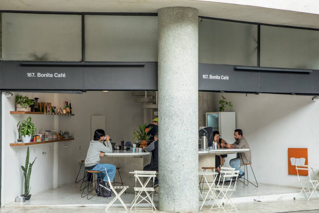 Moderno, Bonita Café ocupa o térreo de edifício histórico no centro