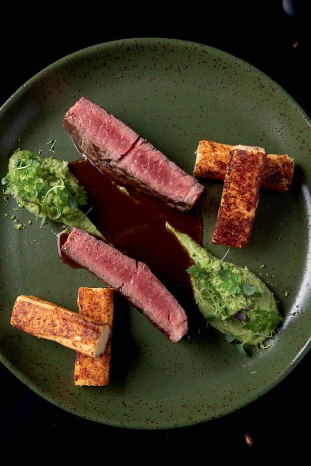 Bife ancho junto de musseline de brócolis e polenta: do Libreria Augusto Bife ancho junto de musseline de brócolis e polenta: do Libreria Augusto