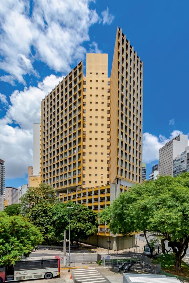 Joelma-18.jpg Edifício Joelma foi reformado e atualmente se chama Praça da Bandeira.
