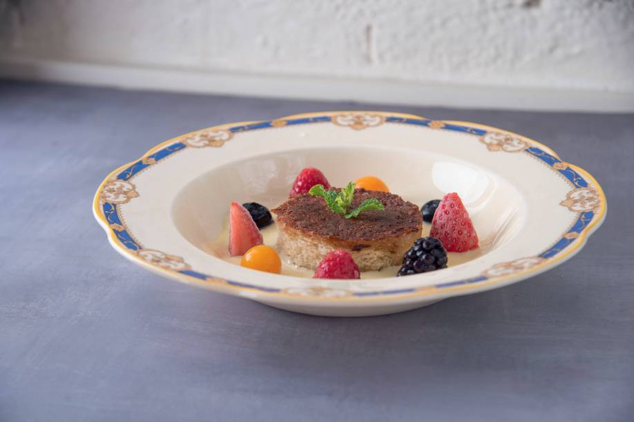 Pain perdu: sobremesa da Oli com com creme inglês e frutas vermelhas frescas Pain perdu: sobremesa da Oli com com creme inglês e frutas vermelhas frescas