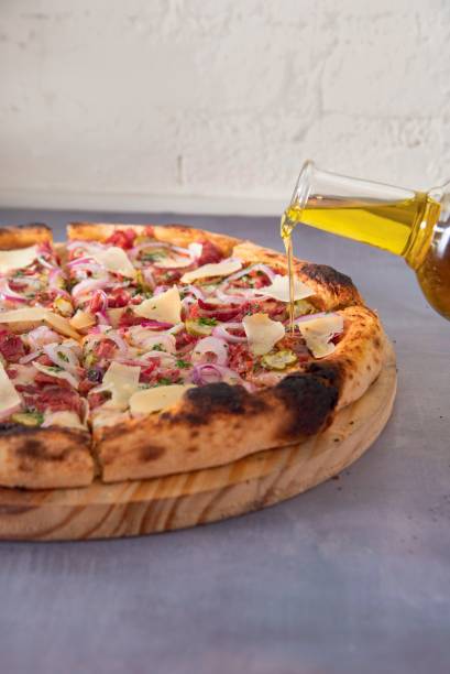 Pizza de pastrami da Oli Pães & Pizzas Artesanais: versão com oito fatias Pizza de pastrami da Oli Pães & Pizzas Artesanais: versão com oito fatias