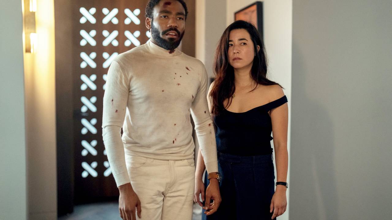 Donald Glover e Maya Erskine como Sr. e Sra. Smith