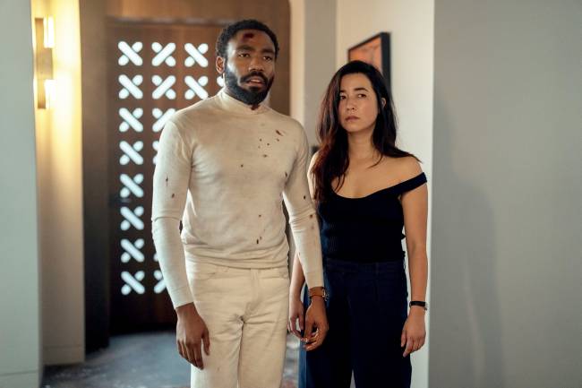 Donald Glover e Maya Erskine como Sr. e Sra. Smith