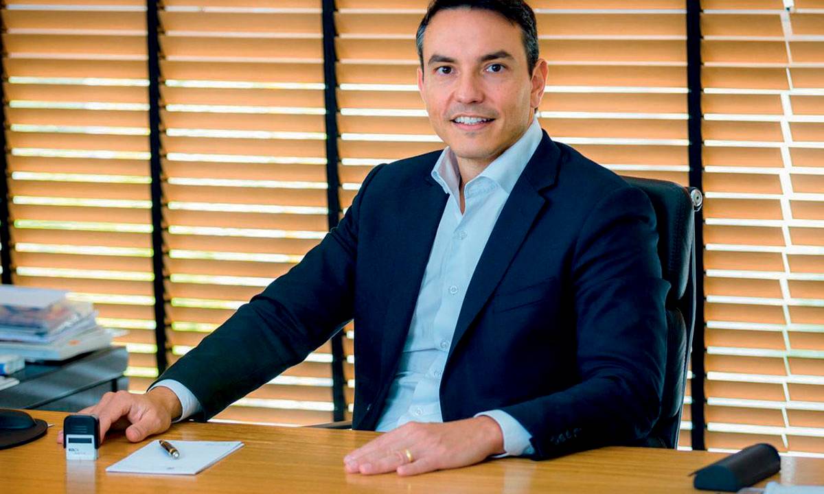 Imagem mostra Eduardo Rauen com as mãos sobre uma mesa