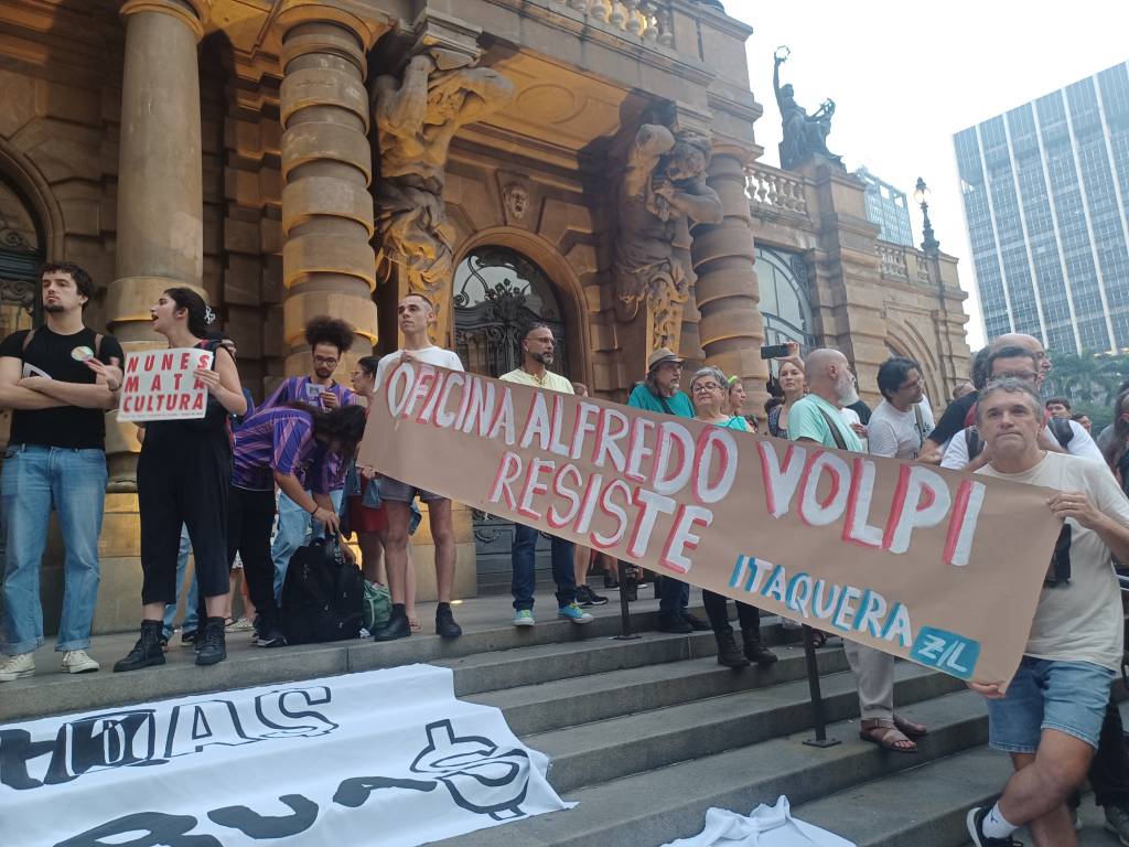 Comunidade artística protesta contra fechamento de Oficinas Culturais