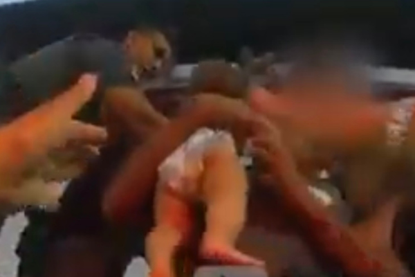 Bebê de oito meses é resgatado de incêndio no Guarujá; veja o vídeo