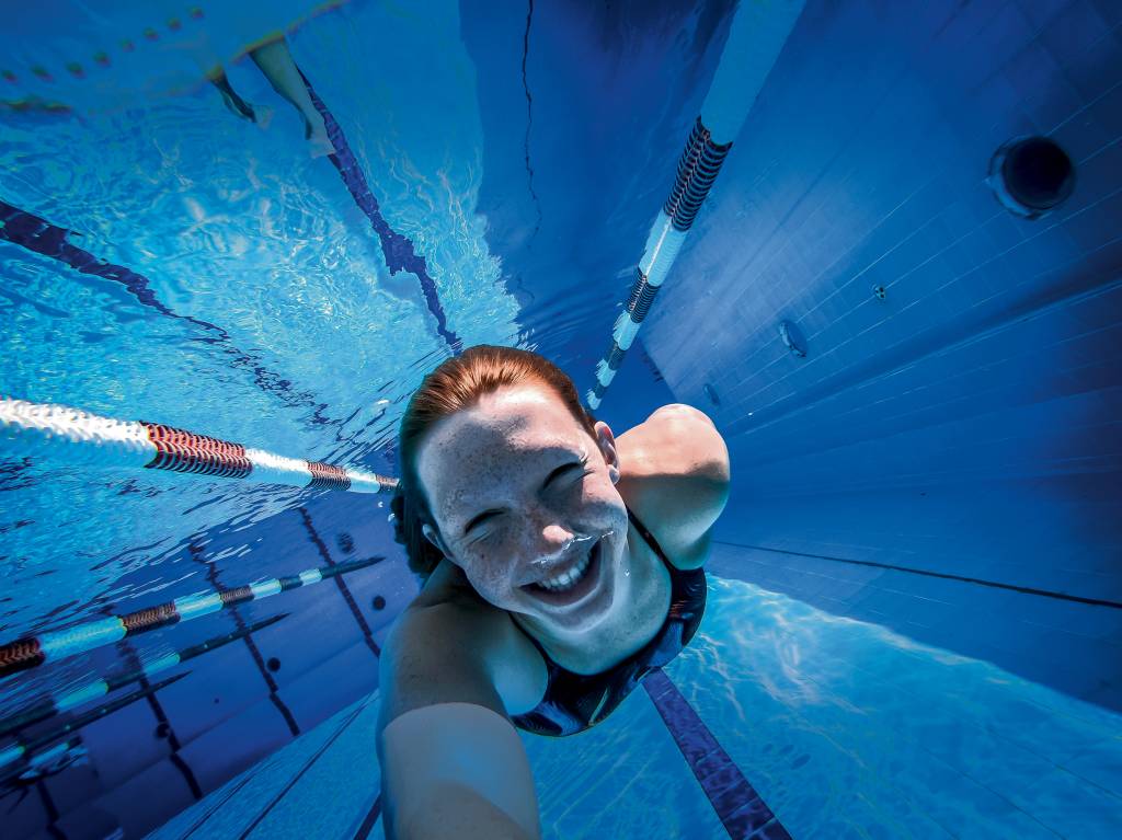 stephanie balduccini Imagem mostra Stephanie em piscina, sorrindo para foto embaixo da água