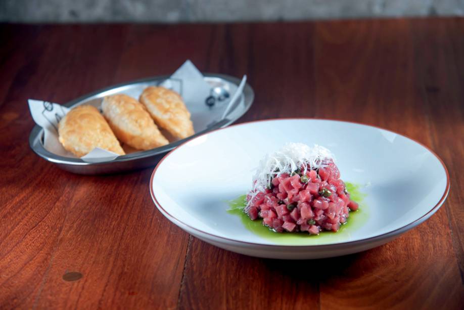 Crudo de carne: com alcaparra, queijo tulha, limão-siciliano e azeite de manjericão do Virado SP