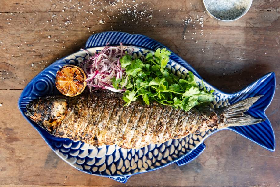 Peixe recheado de farofa de camarão: opção do Azur do Mar