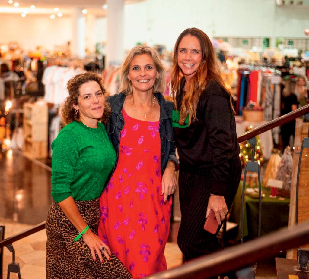 Beatriz Rio Branco, Daniela Vianna e Renata Batochio-Crédito Social by Sisters-Beatris Vieira-Divulgação.jpg Três mulheres posam lado a lado em loja. A partir da esquerda, vestem peça verde, rosa e preta. As três sorriem.
