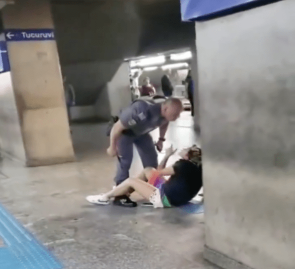 Vídeo mostra policial militar dando tapa no rosto de mulher no metrô