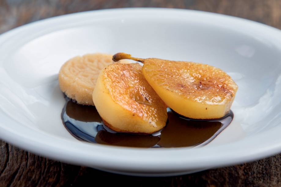 Sobremesa do Shakshuka: pera com calda de cacau Sobremesa do Shakshuka: pera com calda de cacau