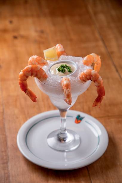 Coquetel de camarão do Notorious Fish: na taça com gelo e molho para compartilhar Coquetel de camarão do Notorious Fish: na taça com gelo e molho para compartilhar