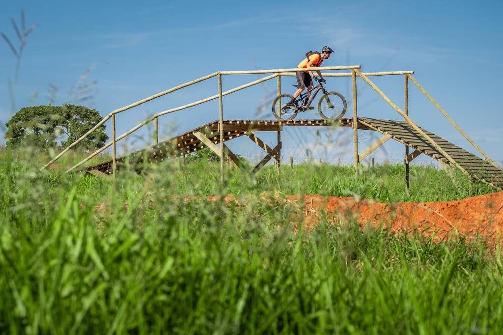 BIkepark Velocitta-Crédito Rodrigo Barreto-Divulgação (15) Ciclista passando por ponte de madeira