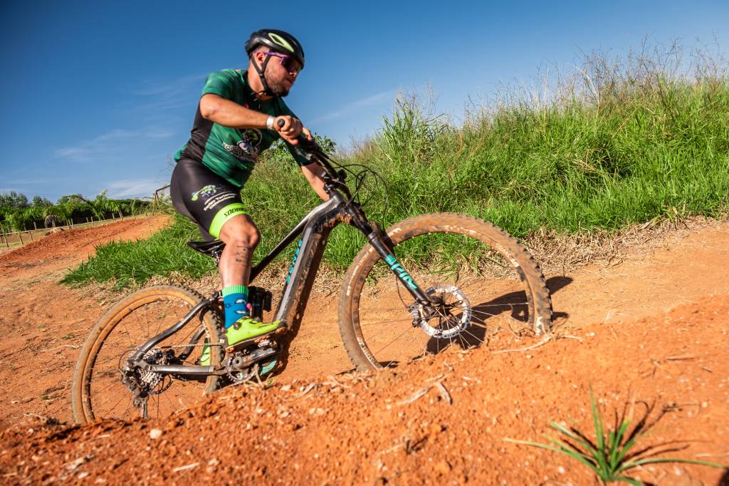 BIkepark Velocitta-Crédito Rodrigo Barreto-Divulgação (25) Foto de ciclista em estrada de terraa