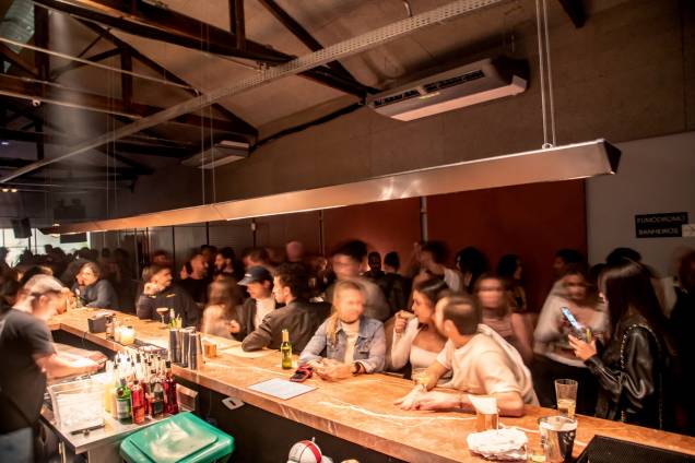 Piso superior: ambiente mais escuro e badalado com DJ Piso superior: ambiente mais escuro e badalado com DJ