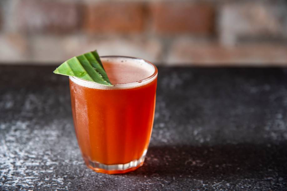 Aviãozinho: cachaça em jaqueira, Aperol, Cynar e limão Aviãozinho: cachaça em jaqueira, Aperol, Cynar e limão