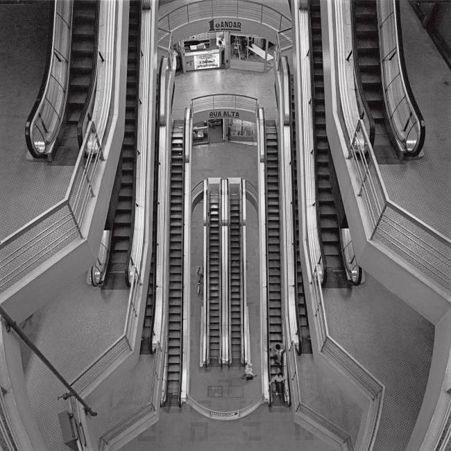 Escadas rolantes – 1982 – Cristiano Mascaro A foto das escadas rolantes simétricas na Galeria Presidente é a mais vendida por Cristiano Mascaro