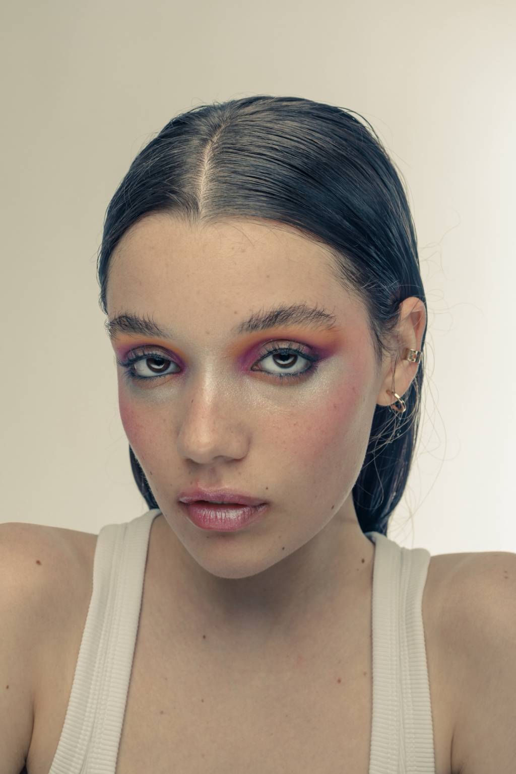 Giulia Benite-Crédito Fabio Audi-Divulgação (2) Adolescente branca com maquiagem colorida nos olhos e cabelos lisos escorridos