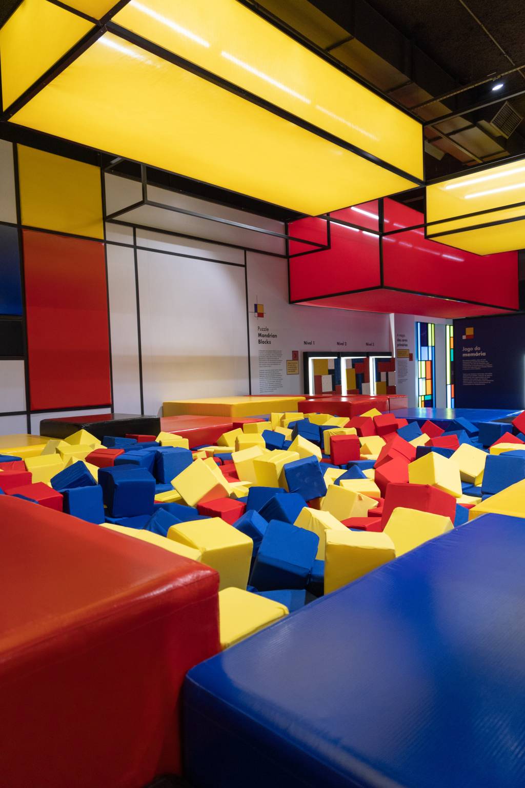 Museu da Imaginação-Crédito Leo Martins-VejaSP (2) Piscina de quadrados coloridos de espuma, tudo nas cores amarelo, vermelho e azul