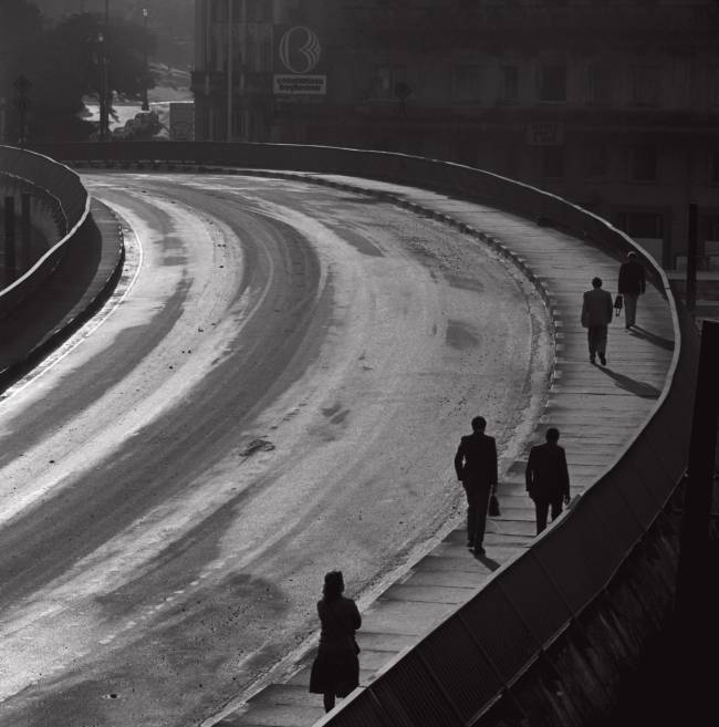 VIADUTO EUGÊNIO STÉVAUX – SÃO PAULO – 1996.jpg O fotógrafo Cristiano Mascaro se lança ao acaso para retratar cenas da cidade, como os pedestres no Viaduto Eusébio Stévaux
