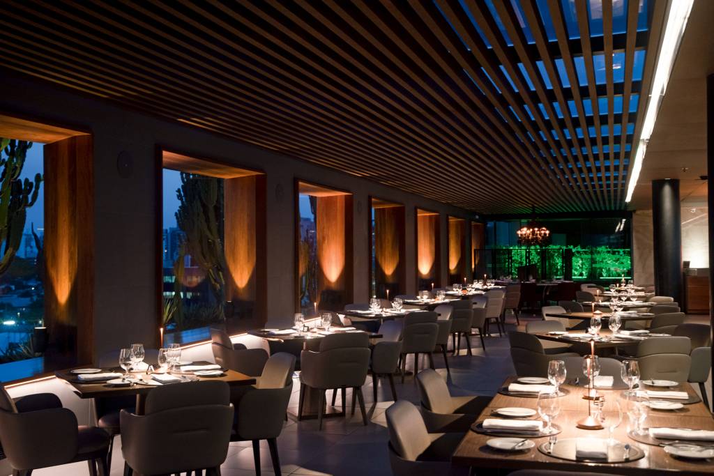 Emmanuel Bassoleil faz no Skye, no hotel Unique, uma culinária ousada