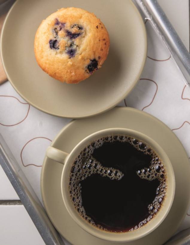 Café+Bar 84: coado da casa com bolinho de mirtilo Café+Bar 84: coado da casa com bolinho de mirtilo