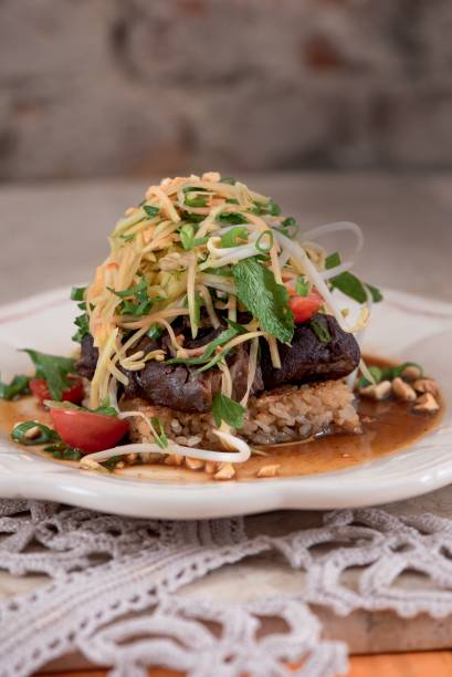 Bochecha de porco: parceria com gohan e salada de papaia do Josefa no Paraíso