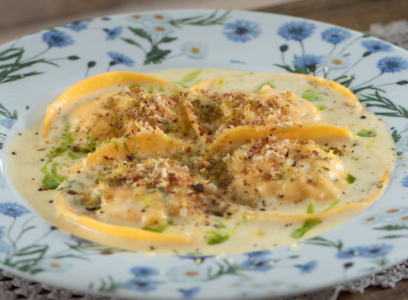 Ravióli de cavaca do Josefa: banhado por molho cremoso Ravióli de cavaca do Josefa: banhado por molho cremoso