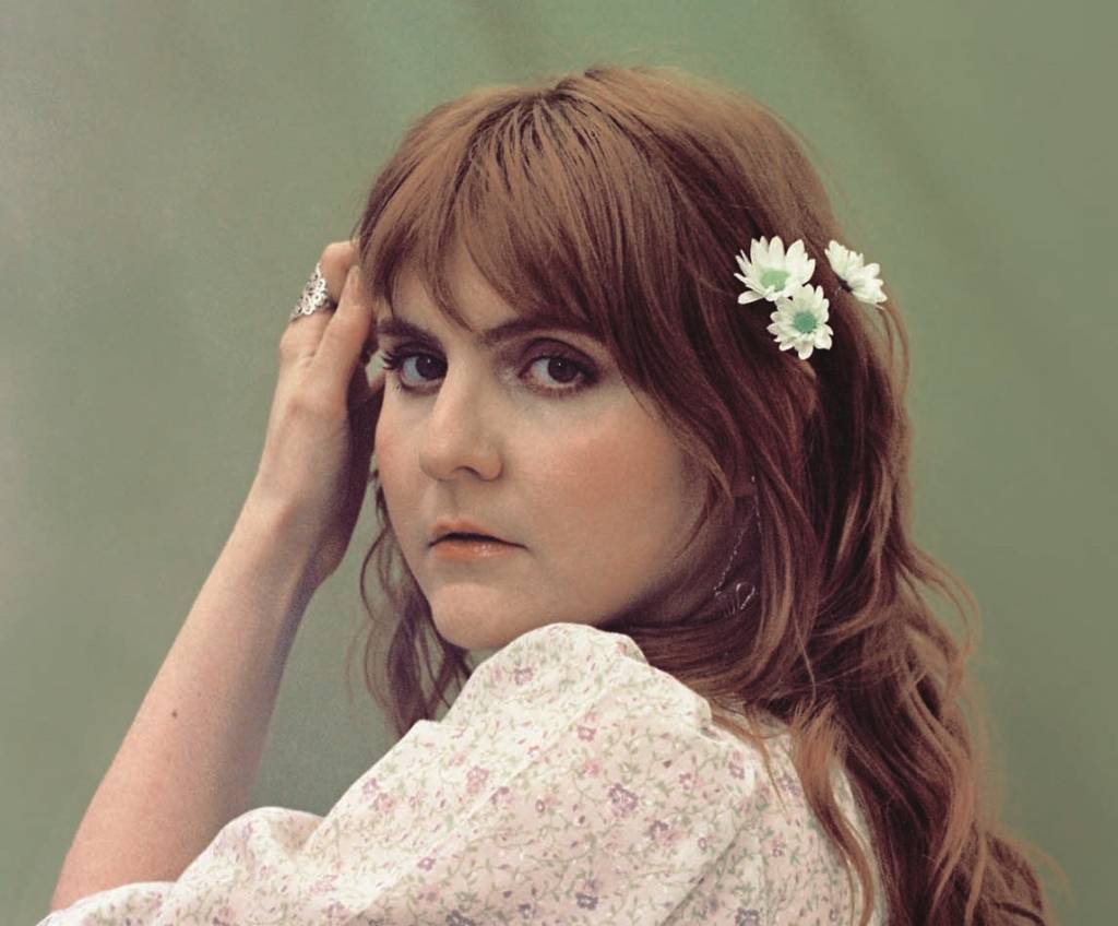 Julia Benford apresenta novo EP em show no bar Drosophyla