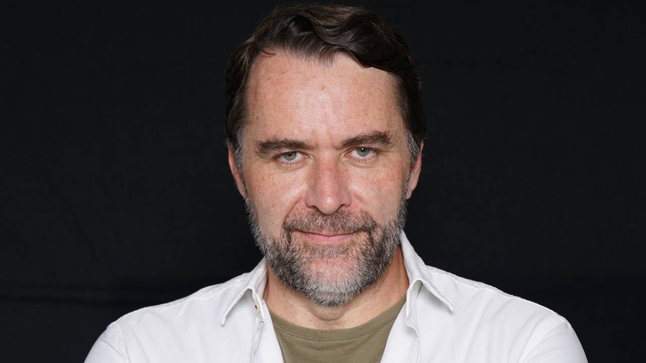 Homem branco grisalho com camisa branca