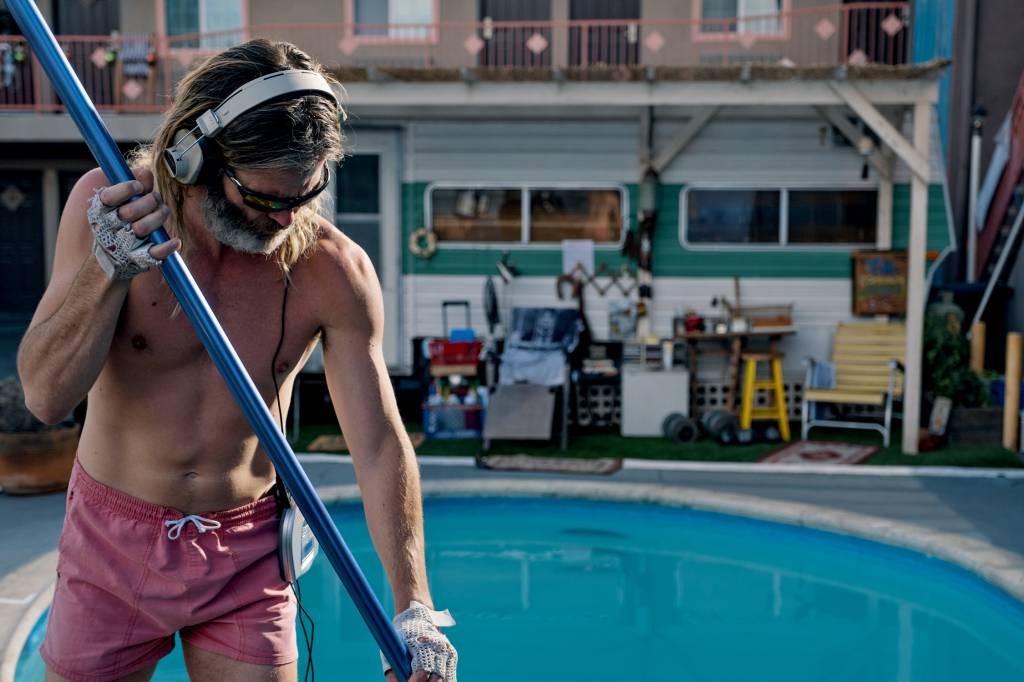 Chris Pine dá mergulho raso em ‘O Cara da Piscina’ ao estrear como diretor