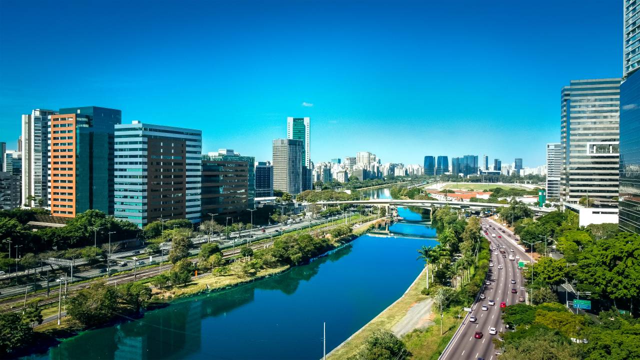 Marginal Pinheiros com ponte Bernardo Goldfarb em primeiro plano