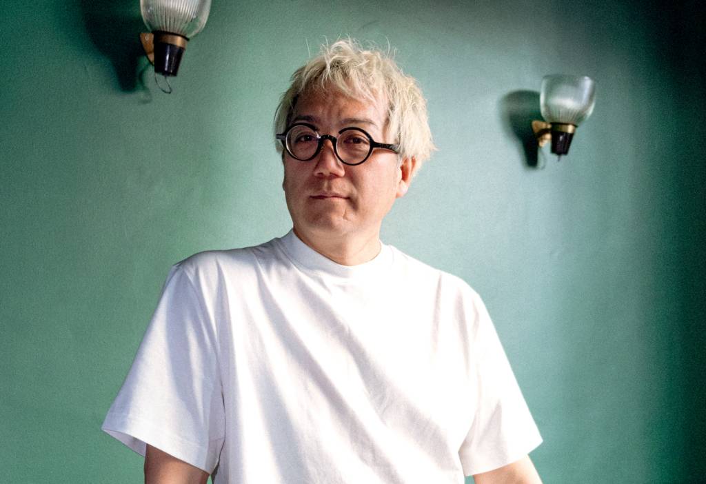 Pobre Juan organiza jantar de aniversário meio japonês, meio italiano