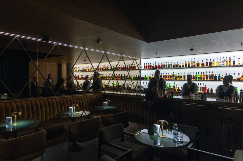 Sarau: bar com DJ, MPB ao vivo e coquetelaria ocupa hotel na região da Faria Lima